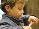 Un enfant met la main à la pâte lors d'un atelier au château du Haut-Koenigsbourg - © Jean-Luc Stadler