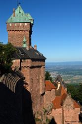 Le donjon, la façade Sud et le portail d'honneur du Haut-Koenigsbourg vus depuis le grand bastion du château - © Jean-Luc Stadler