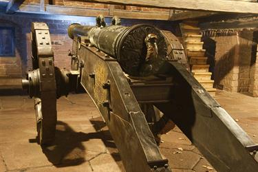 Auf dem grossen Bollwerk der Burg ausgestellte Kanone - © château du Haut-Koenigsbourg