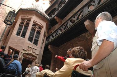 welcoming of visitors with disabilities during the event "Un château pour tous" - © Marc Dossmann