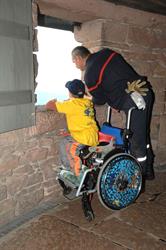 welcoming of visitors with disabilities during the event "Un château pour tous" - © Marc Dossmann