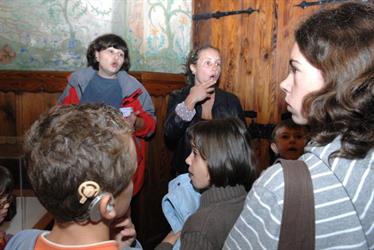 welcoming of visitors with disabilities during the event "Un château pour tous" - © Marc Dossmann