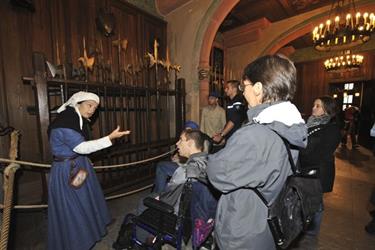 welcoming of visitors with disabilities during the event "Un château pour tous" - © Marc Dossmann