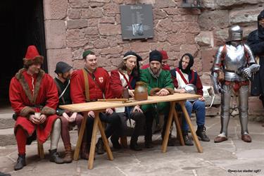 Photo de groupe, membres de la Compagnie Saint Georges, La machine à remonter le temps au château du Haut-Koenigsbourg - © Jean Luc Stadler