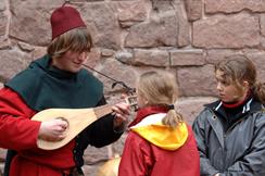 Un musicien lors de "La machine à remonter le temps" au château du Haut-Koenigsbourg - © Jean-Luc Stadler