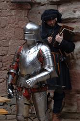 Un homme en armure lors de "La machine à remonter le temps" au château fort du Haut-Koenigsbourg - © Jean-Luc Stadler