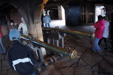 Les canons exposés sur le grand bastion du château du Haut-Koenigsbourg. - © Jean-Luc Stadler