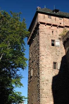 La lice nord du château du Haut-Koenigsbourg avec les fenêtres de la salle d'armes (1er étage) et de la salle du Kaiser (2ème étage) - © Jean-Luc Stadler