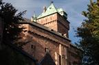 Der Bergfried und die südliche Fassade der Hohkönigsburg gesehen vom Weg zu der Burg