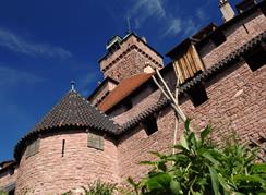 Der Bergfried der Hohkönigsburg gesehen vom mittelalterlichen Garten - © Jean-Luc Stadler