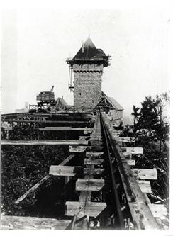 Der hohe Garten mit dem Kran zu dem Bergfried - © DBV/Inventaire Alsace