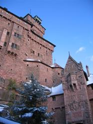 Eingangstor der Hohkönigsburg
 - © château du Haut-Koenigsbourg