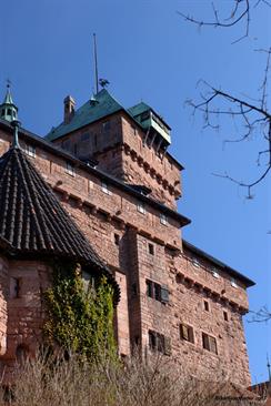 Donjon du château du Haut-Koenigsbourg, vu depuis le chemin d'accès - © Jean-Luc Stadler