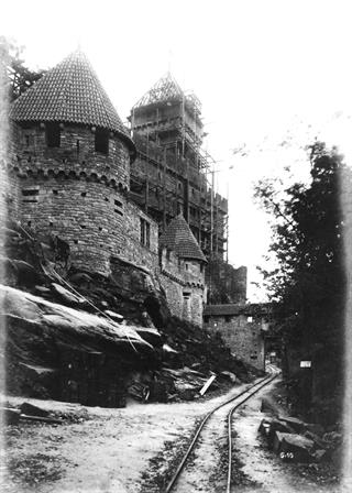 Les rails de la locomotive reliant la carrière à l'entrée du château - DBV-Inventaire d'Alsace - Château du Haut-Koenigsbourg, Alsace, France