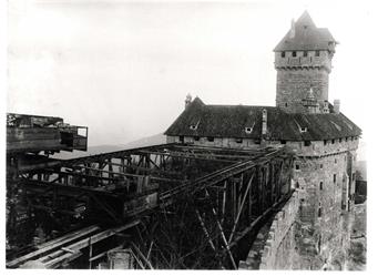 Le haut jardin et la grue, vue sur le donjon - © DBV/Inventaire Alsace