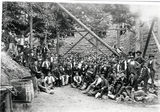 Arbeitergruppe auf der Baustelle der Hohkönigsburg - DBV/Inventaire Alsace - Hohkönigsburg, Elsass, Frankreich