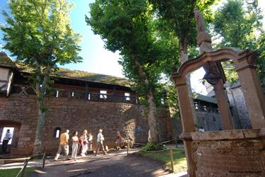 Visitors discovering the upper garden of Haut-Koenigsbourg castle - © Jean-Luc Stadler