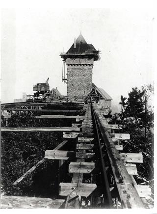 The upper gatden with the crane to the keep - DBV/Inventaire Alsace - Haut-Koenigsbourg castle, Alsace, France