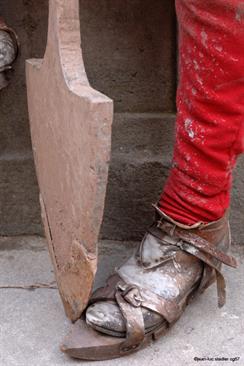 Detail of a medieval outfit at Haut Koenigsbourg castle. - © Jean-Luc Stadler