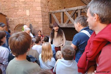 Günther raconte sa vie quotidienne au Moyen Age au château du Haut Koenigsbourg - © Jean-Luc Stadler