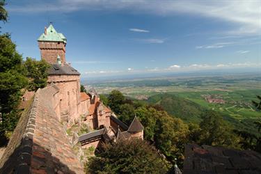 Le donjon, la façade Sud et le portail d'honneur du Haut-Koenigsbourg vus depuis le grand bastion du château. - © Jean-Luc Stadler