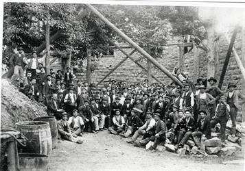 Group of workers at Haut-Koenigsbourg castle - © DBV/Inventaire Alsace