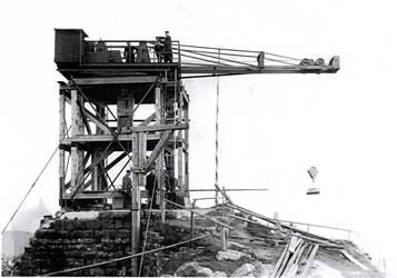 The crane during the castle's restoration - © DBV/Inventaire Alsace