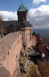 Bergfried, südliche Fassade und Eingangstor gesehen von dem grossen Bollwerk der Hohkönigsburg - © Jean-Luc Stadler