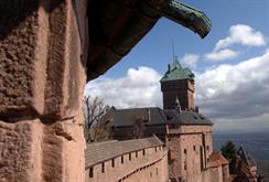 Bergfried, südliche Fassade und Eingangstor der Hohkönigsburg gesehen von dem großen Bollwerk - © Jean-Luc Stadler