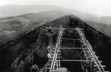 The grand bastion and upper garden during the restoration of the castle - © DBV/Inventaire Alsace