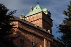 Der Bergfried und die südliche Fassade der Hohkönigsburg gesehen vom Weg zu der Burg