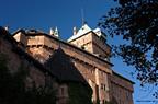 Der Bergfried und die südliche Fassade der Hohkönigsburg gesehen vom Weg zu der Burg - © Jean-Luc Stadler